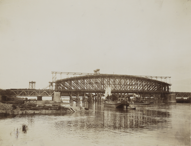 165784 Gezicht op de in aanbouw zijnde spoorbrug over de IJssel bij Westervoort.